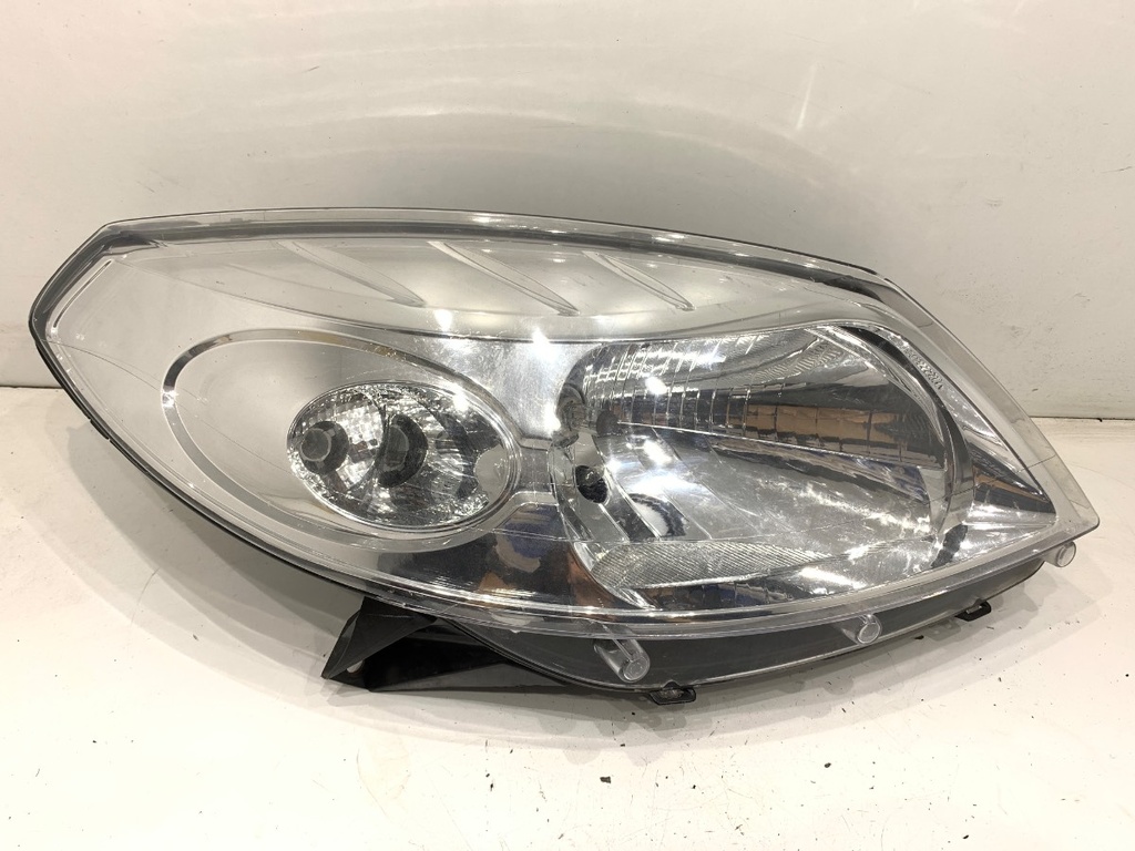 [STARK-764374] Faro delantero derecho Dacia Sandero