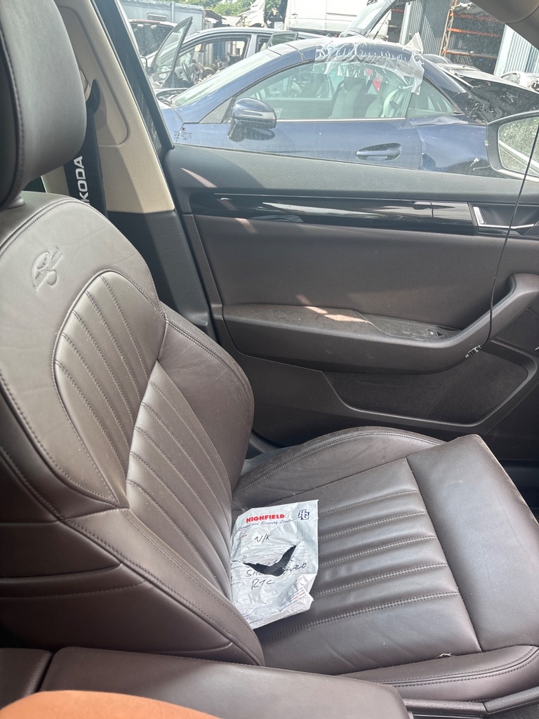 [EPE-112372] Asiento delantero izquierdo Skoda Superb 2.0 TDI