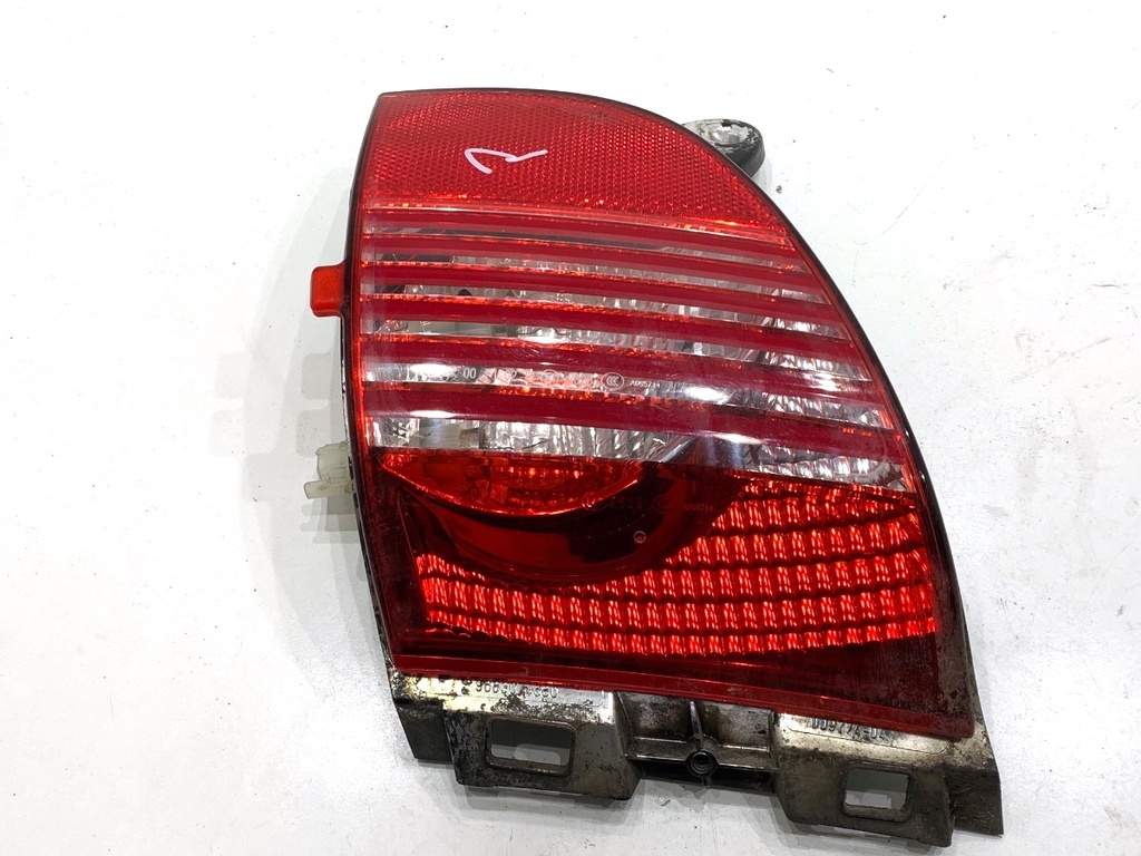 [STARK-876103] Lámpara trasera derecha de parachoques PEUGEOT 2008 I (CU_) 2013-2022