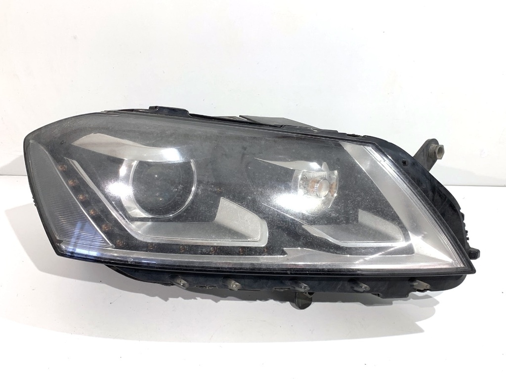 [STARK-823099] Faros delanteros derecho VW Passat B7 (362) 2.0 TDI 103 kW 2010-2014