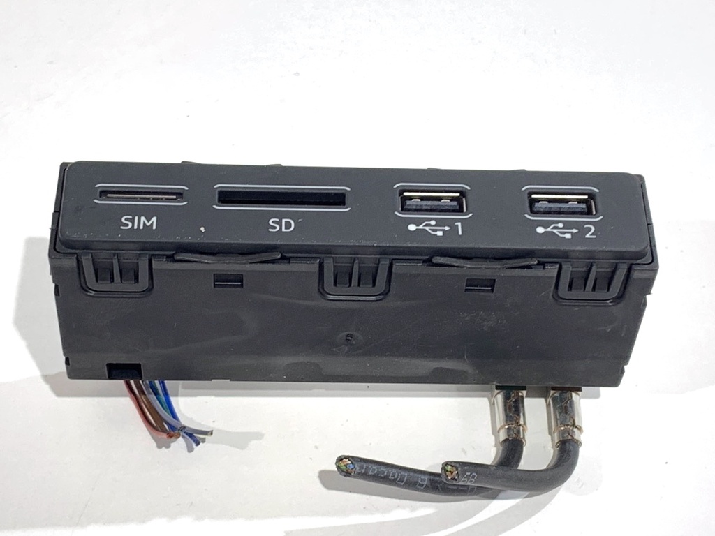 [STARK-809647] Puerto USB AUDI A8 D5 (4N2, 4N8) 2017-2022