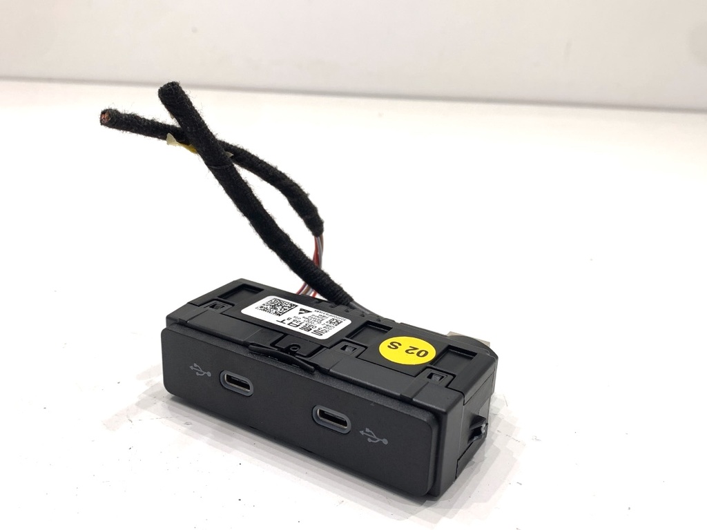 [STARK-897931] Puerto USB SEAT ATECA (KH7, KHP) 2016-2022 1.5 TSI 110 kW 150 CV