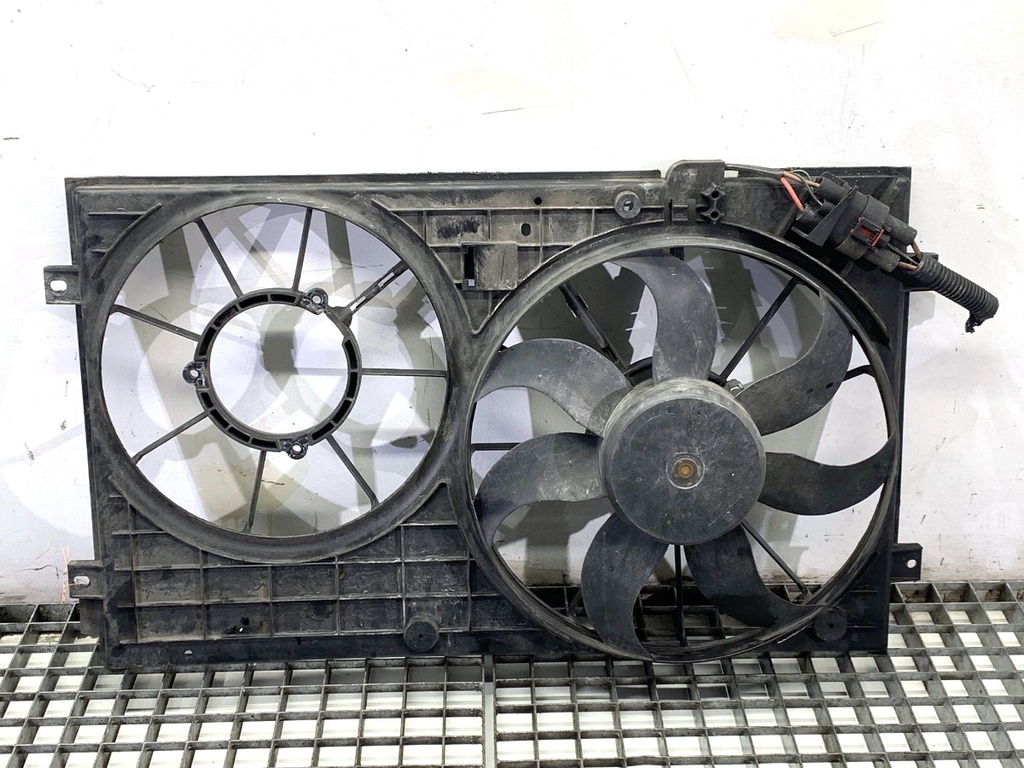 [STARK-831103] Ventilador de radiador de aire acondicionado SKODA YETI (5L) 2009-2017 1.4 TSI 90 kW