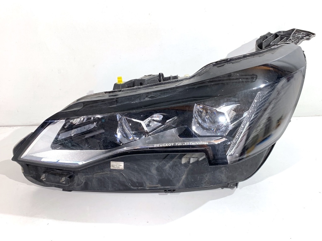 [STARK-876962] Faros delanteros izquierdos PEUGEOT 3008 SUV (MC_, MR_, MJ_, M4_) 2016-2022