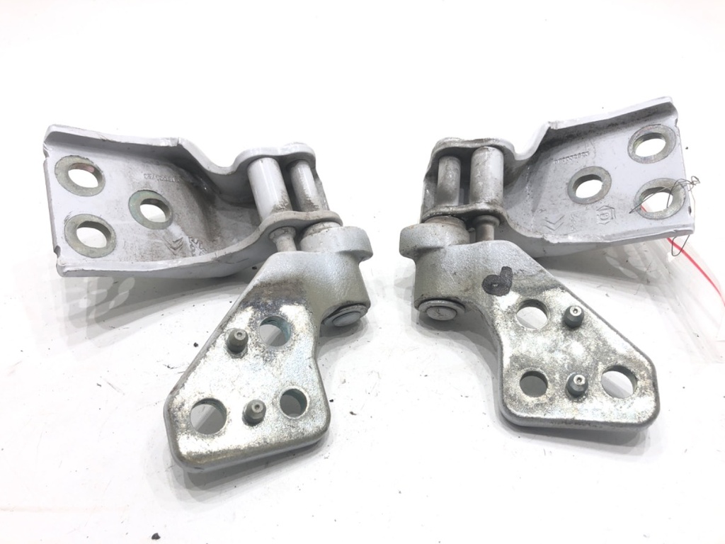 [STARK-775657] Bisagra de portón trasero derecho OPEL COMBO K9 2018-2022