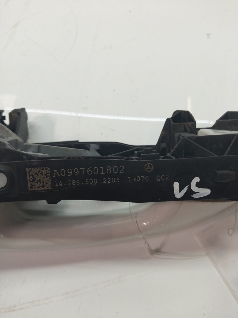 [MTD-504746] Tirador de puerta trasera derecha blanco polar 149 Mercedes W177 A35 AMG A0997601802
