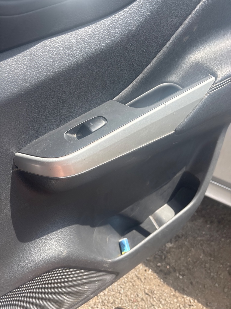 [MTD-532111] Pulsador elevalunas trasero derecho Nissan Navara NP300 2018 KL0 silver