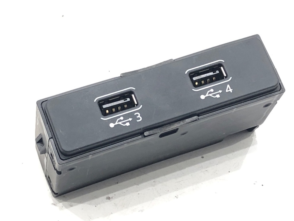 [STARK-683018] Puerto USB para Audi A8 D5 (4N2, 4N8) 2017-2022