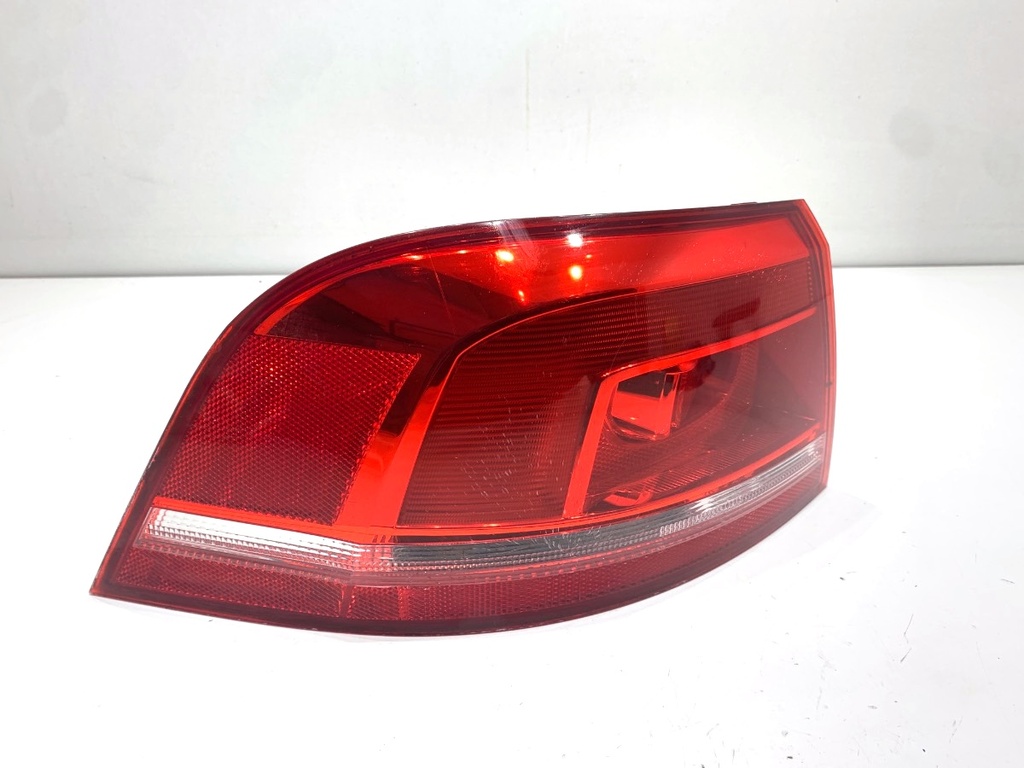 [STARK-844626] Piloto trasero izquierdo VW Passat B7 Variant (365) 2.0 TDI 100 kW
