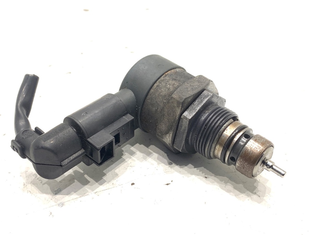 [STARK-855715] Regulador de presión de combustible VW Passat B7 Variant 2.0 TDI 103 kW 057130764AB