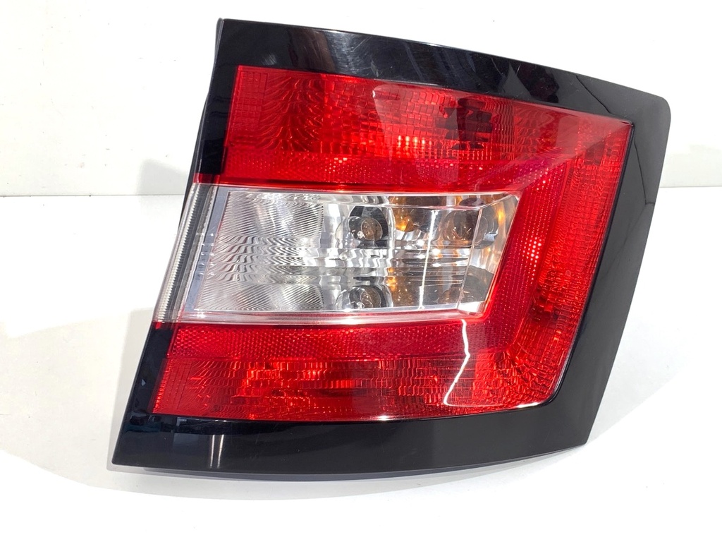 [STARK-914319] Piloto trasero derecho SKODA FABIA III Kombi (NJ5) 2014-2022 1.0 55 kW