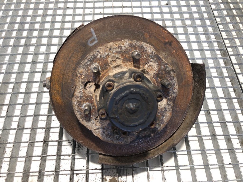 [STARK-534728] Maza de rueda delantera derecha Nissan Terrano I (WD21) 2.4 gasolina 1986-1996