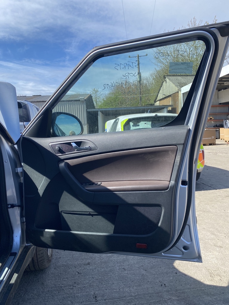 [EPE-101007] Puerta delantera derecha para Skoda Yeti
