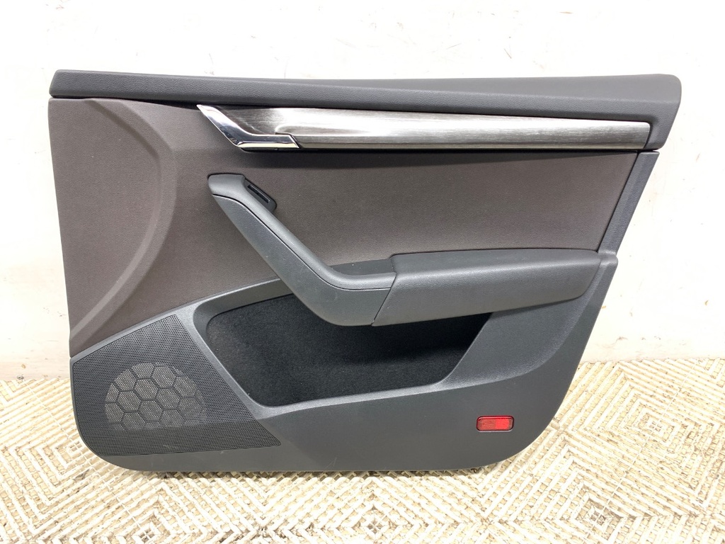 [STARK-772131] Panel de puerta delantero derecho para Skoda Octavia III Combi (5E5, 5E6) 2012-2022