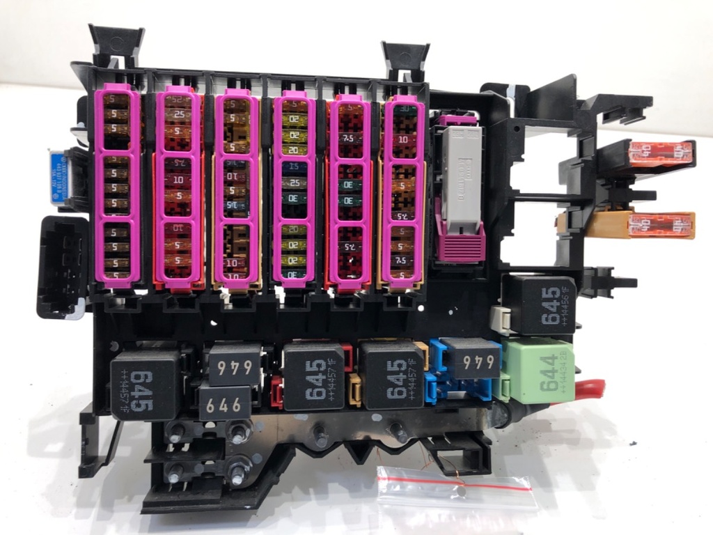 [STARK-875043] Caja de fusibles Audi A8 D4 (4H2, 4H8, 4HC, 4HL) 2009-2018 6.3 W12 quattro