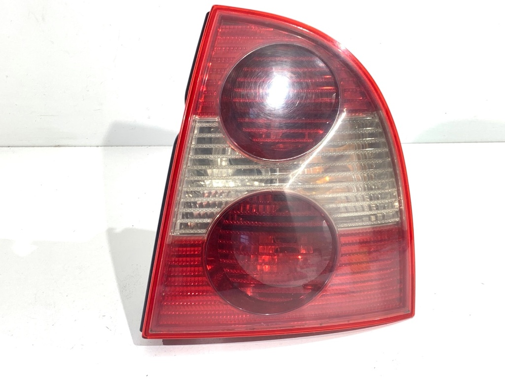 [STARK-905131] Piloto trasero derecho VW Passat B5.5 (3B3) 2000-2005