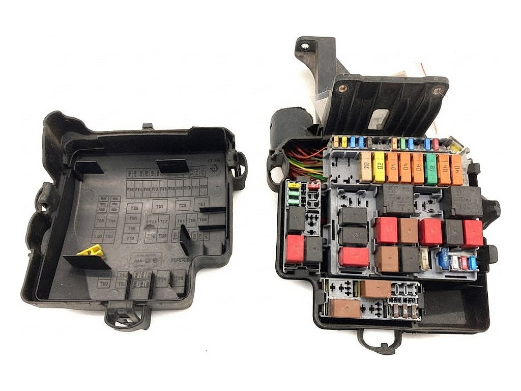 [STARK-918153] Caja de fusibles IVECO Daily VI 2014-2022 5801393356