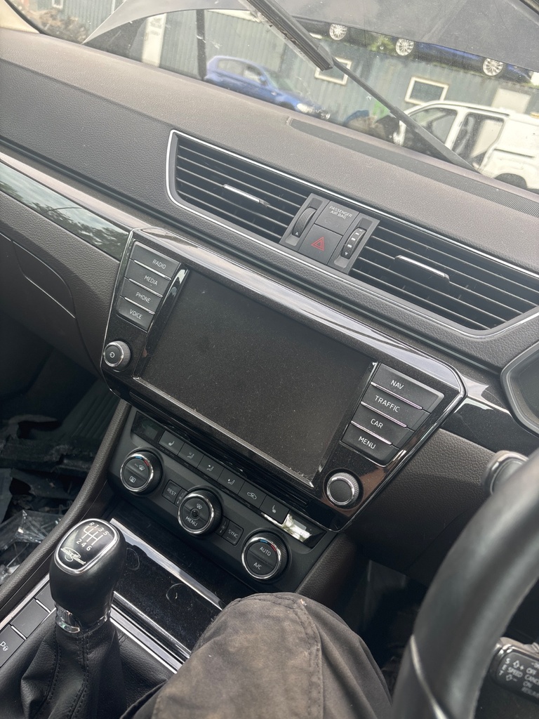 [EPE-112369] Pantalla multifunción 3V0919606 Skoda Superb III 2016 2.0 TDI