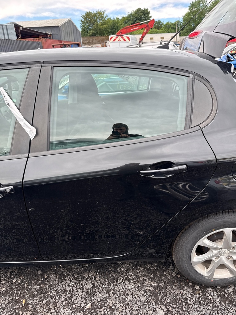[EPE-107304] Puerta trasera izquierda Peugeot 208 (2012-2019)