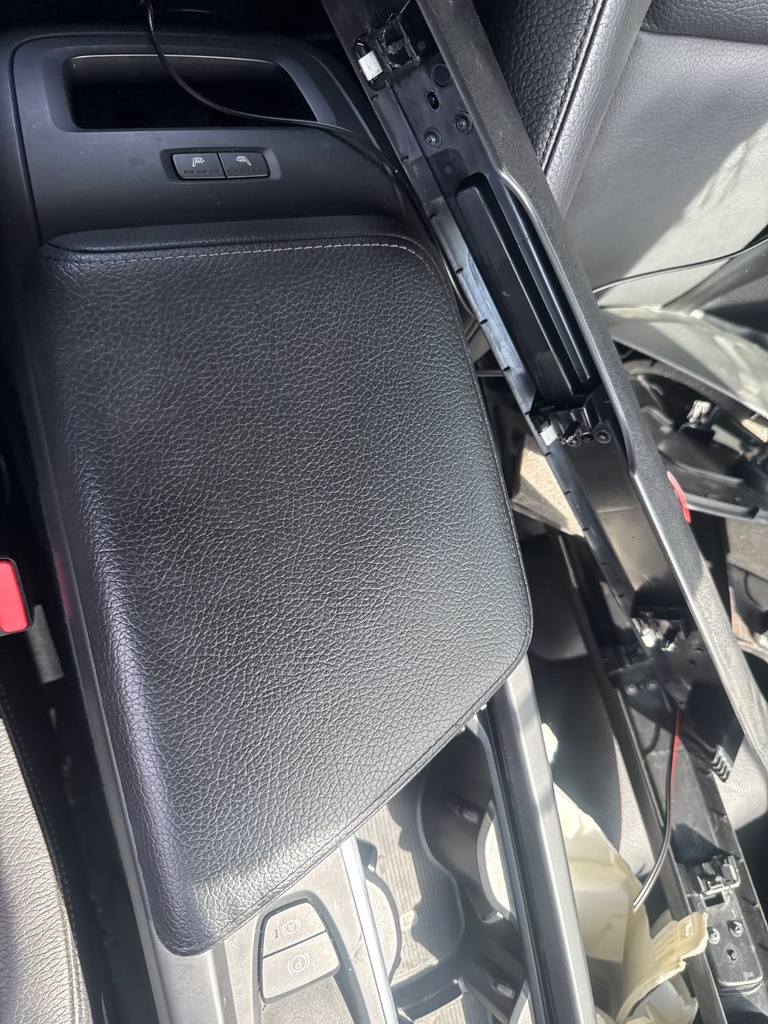[EPE-105628] Reposabrazos de consola central Volvo V60 2021
