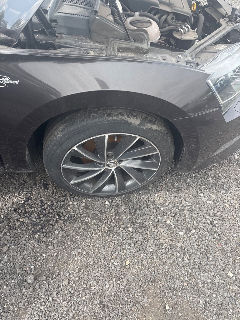 [EPE-112420] Llanta de aleación Skoda Superb III 3V3