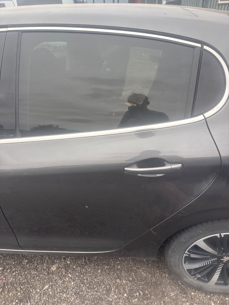 [EPE-118210] Puerta trasera izquierda Peugeot 208 (2018-2019)