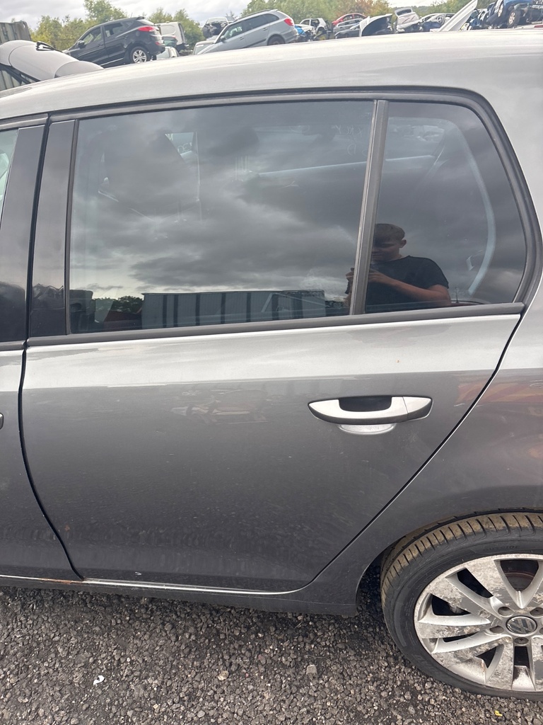 [EPE-122599] Puerta trasera izquierda VW Golf VI 5K1