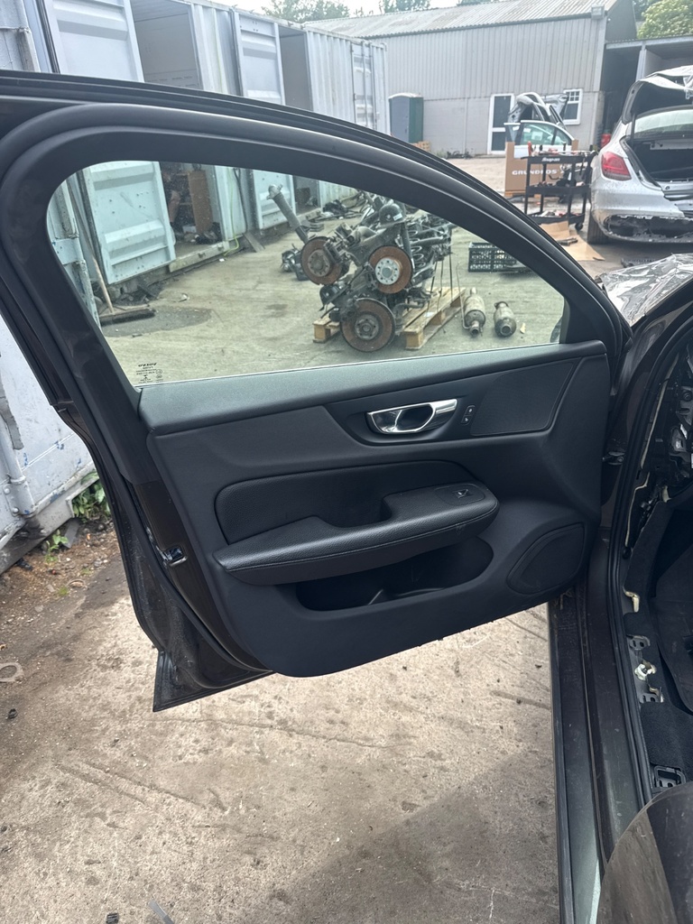 [EPE-105712] Panel de guarnición interior puerta delantera izquierda Volvo V60 2021