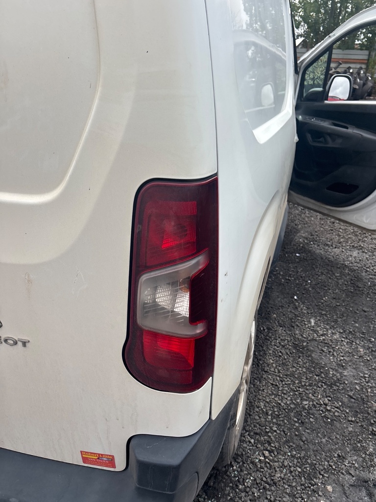 [EPE-122037] Piloto trasero derecho Peugeot Partner 2019