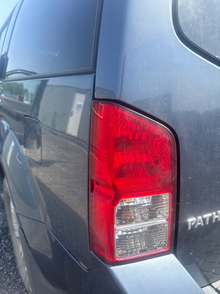 [EPE-105544] Piloto trasero izquierdo Nissan Pathfinder III