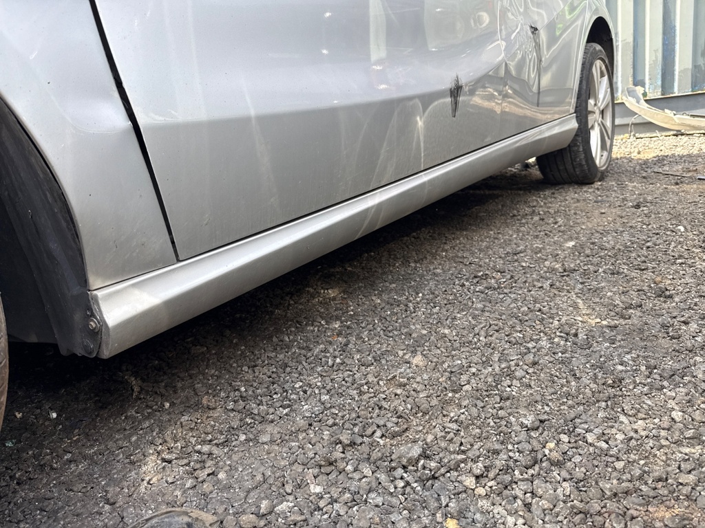 [EPE-120242] Faldón lateral izquierdo Mercedes-Benz Clase A (2016)
