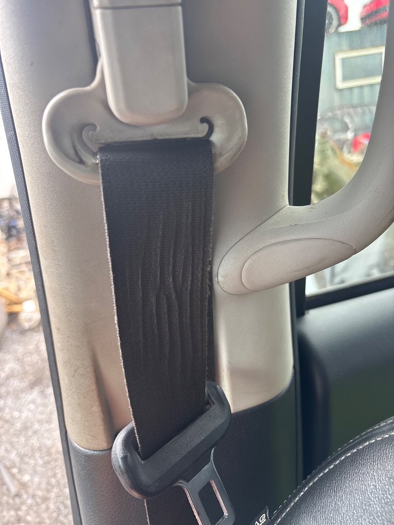 [EPE-122425] Pretensor de cinturón delantero derecho Nissan Navara NP300