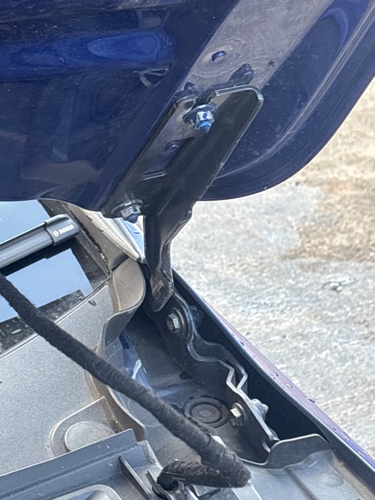 [EPE-123251] Bisagra de capó derecha VW Golf 2023