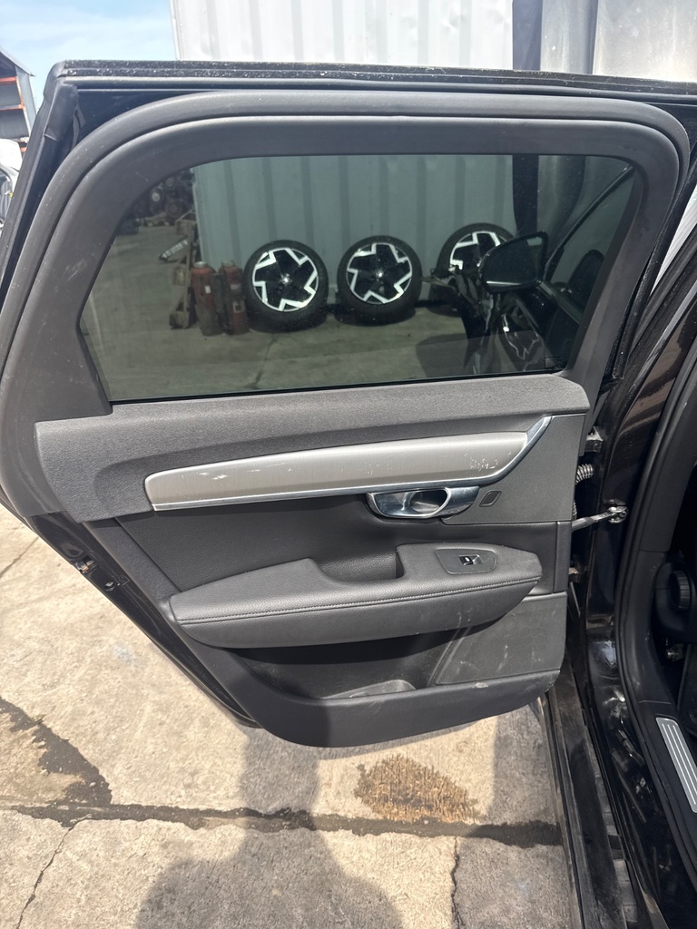 [EPE-106030] Revestimiento interior puerta trasera izquierda Volvo V90