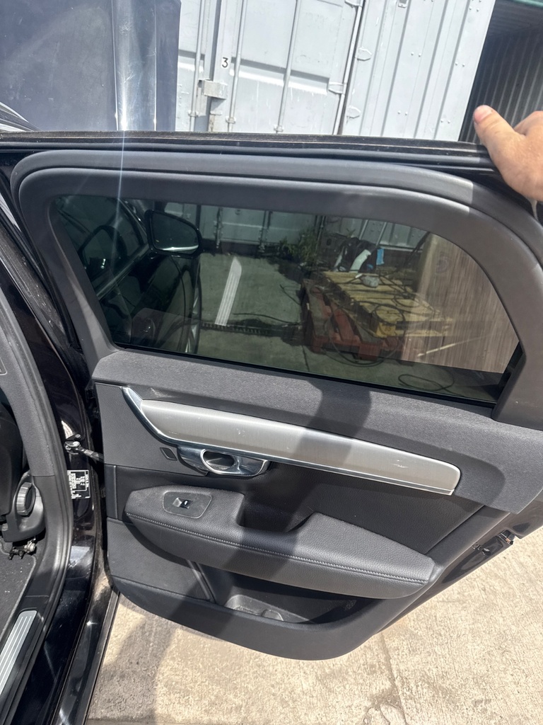 [EPE-106084] Tapizado interior puerta trasera derecha Volvo V90