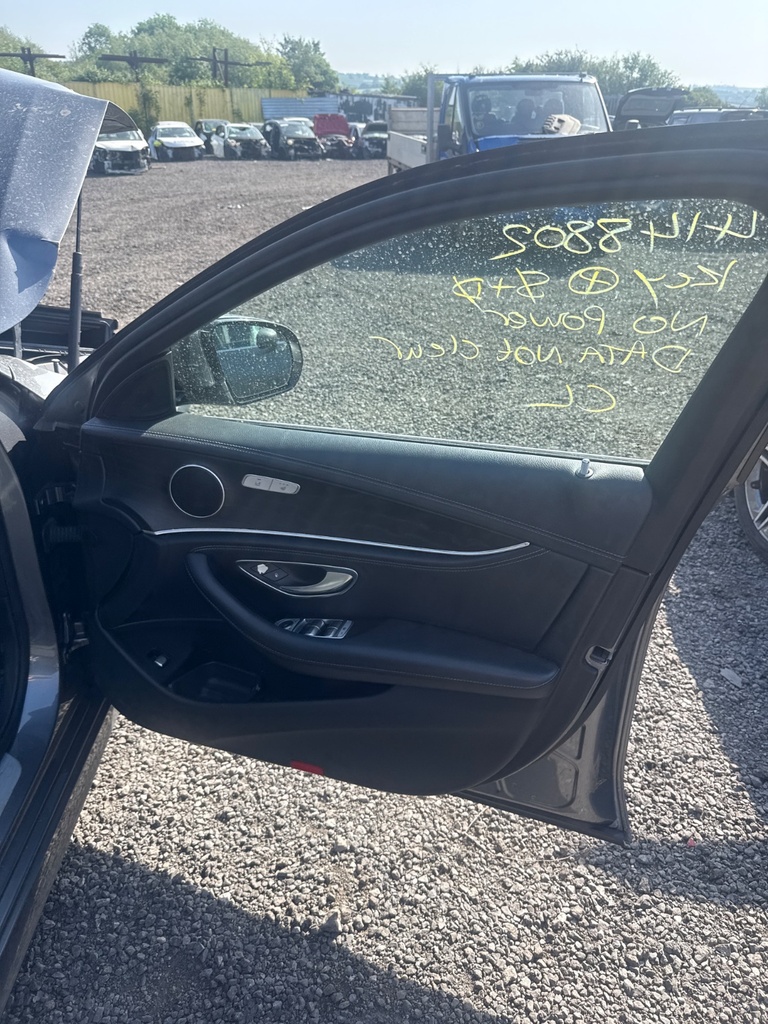 [EPE-106347] Panel interior de puerta delantera derecha Mercedes-Benz Clase E W213