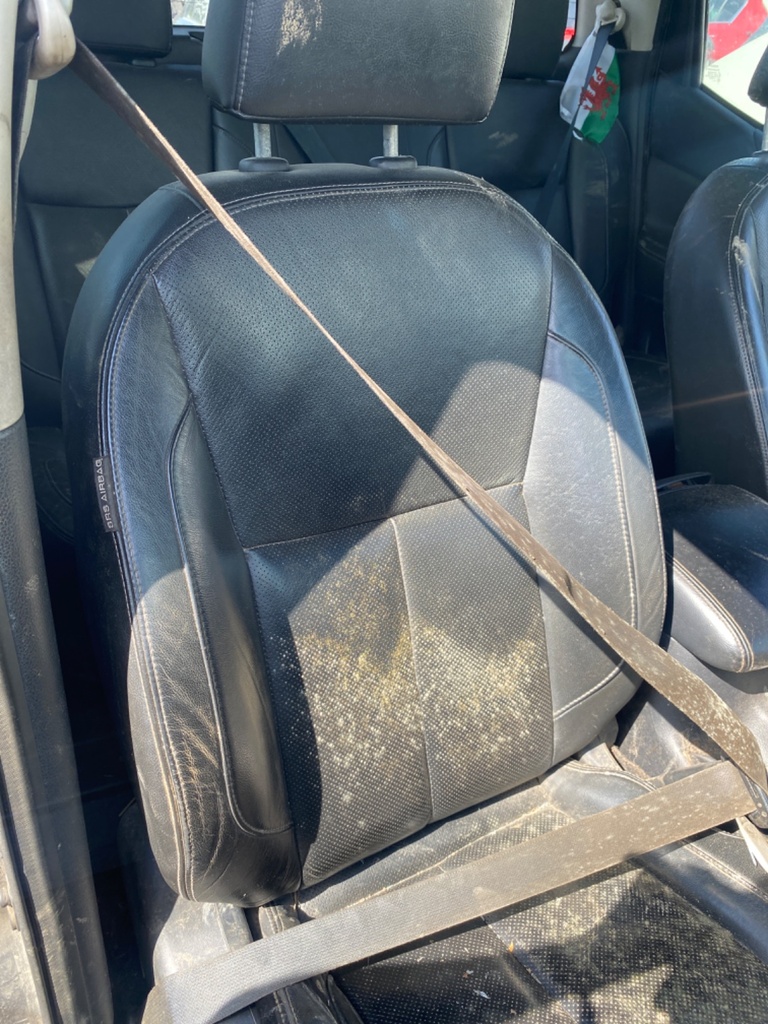 [EPE-110020] Pretensor de cinturón de seguridad delantero derecho Nissan Navara 2016