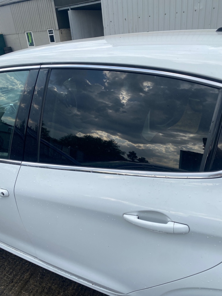 [EPE-110551] Cristal de puerta trasero izquierdo Peugeot 208 2018