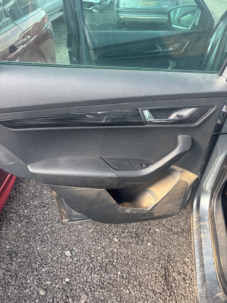 [EPE-115544] Panel interior de puerta trasera izquierda Skoda Karoq 2018