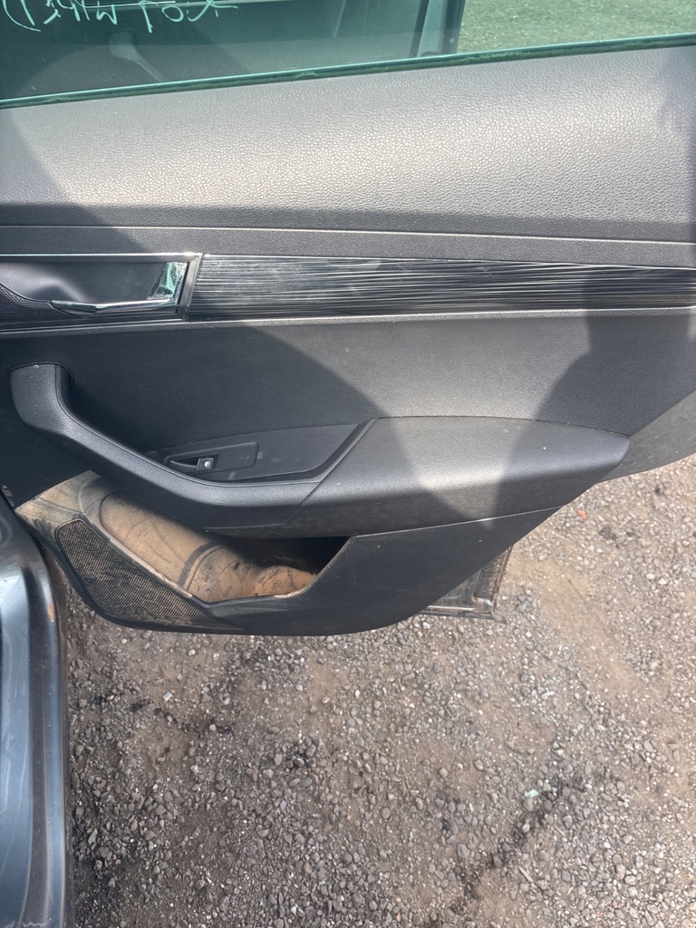 [EPE-115580] Panel interior de puerta trasera derecha Skoda Karoq 2018