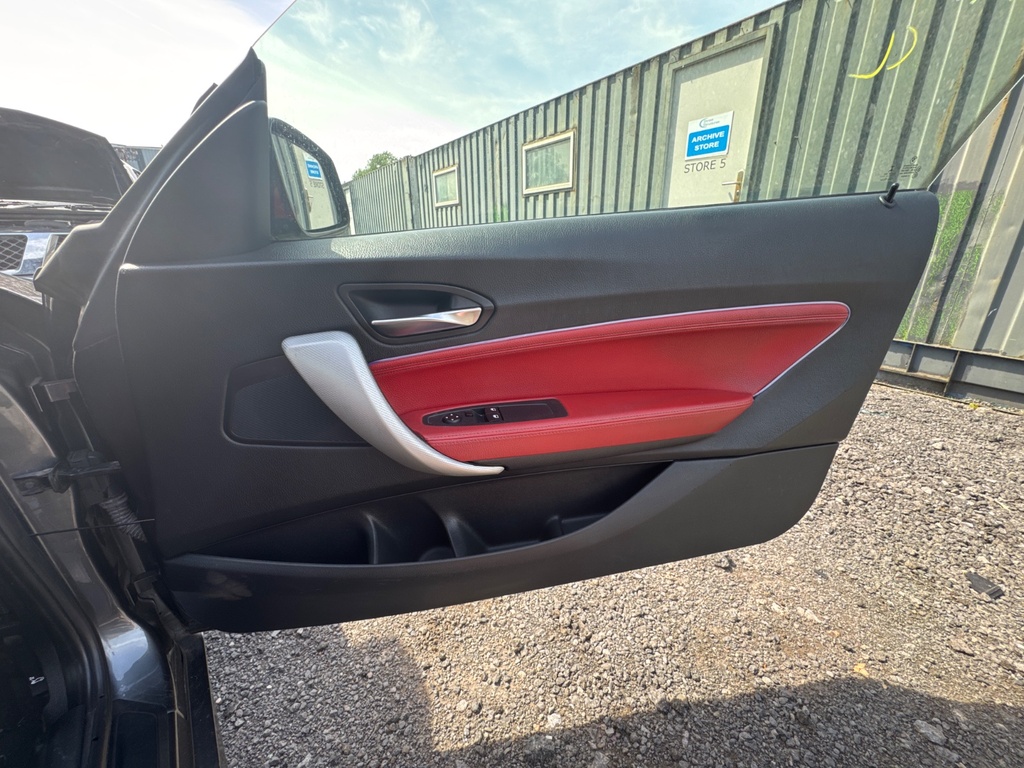 [EPE-105869] Panel de revestimiento interior puerta delantera derecha BMW Serie 1