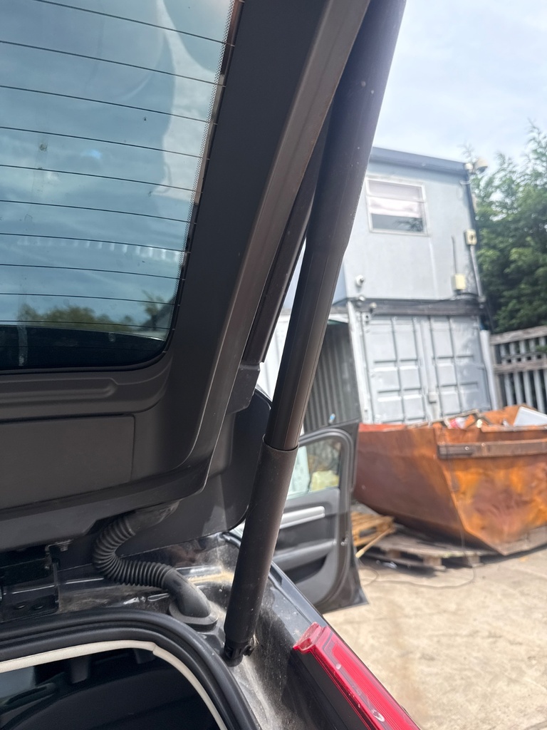 [EPE-106019] Amortiguador de portón trasero derecho Volvo V90 2017