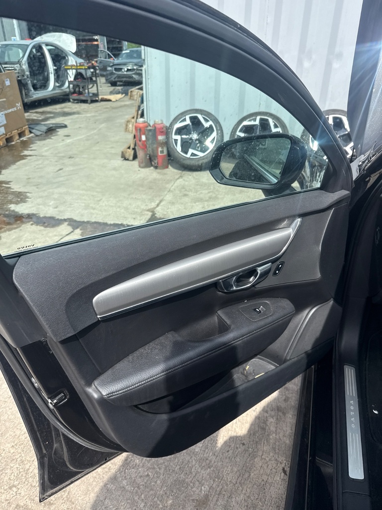 [EPE-106042] Panel interior de puerta delantera izquierda Volvo V90 2017