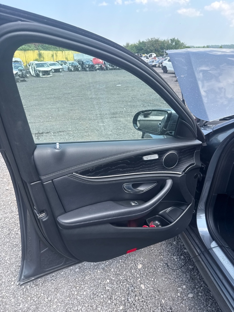 [EPE-106375] Panel interior de puerta delantera izquierda Mercedes-Benz Clase E W213