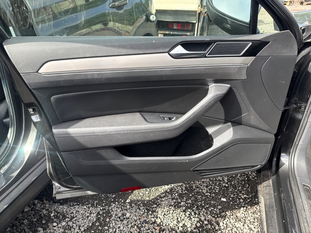 [EPE-109565] Panel interior de puerta delantera izquierda VW Passat B8
