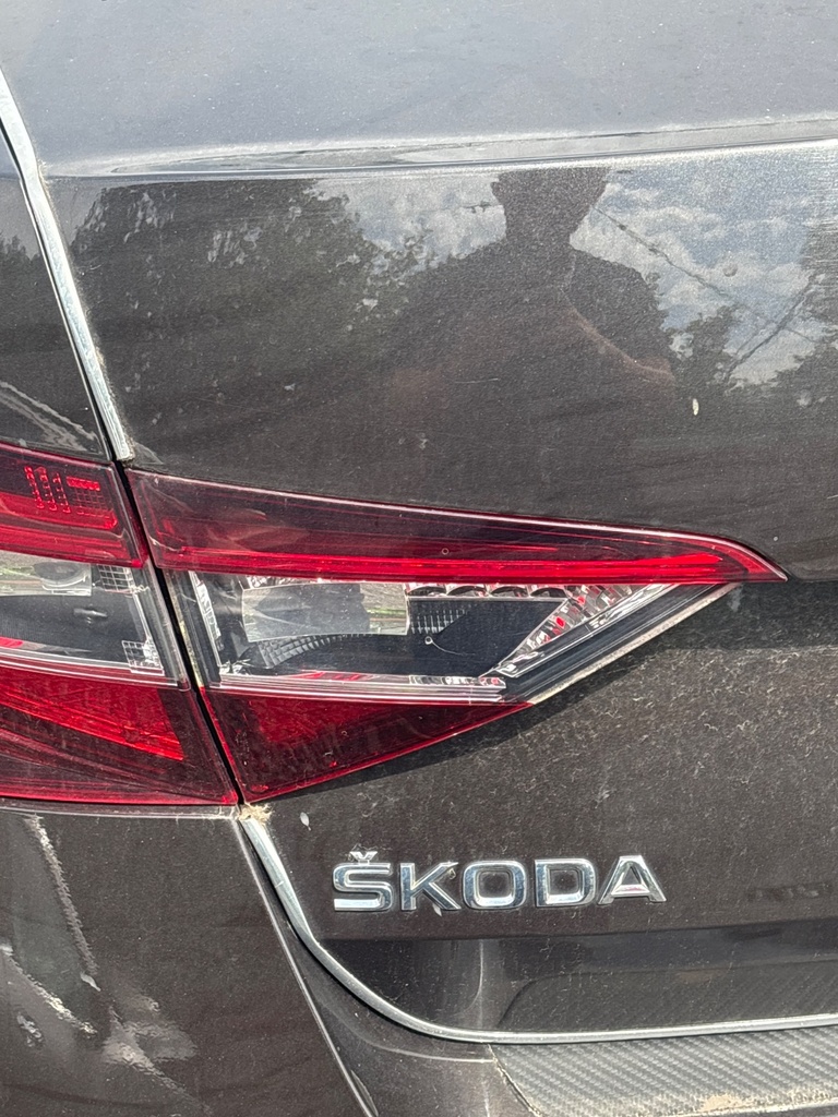 [EPE-112380] Piloto de portón trasero izquierdo Skoda Superb