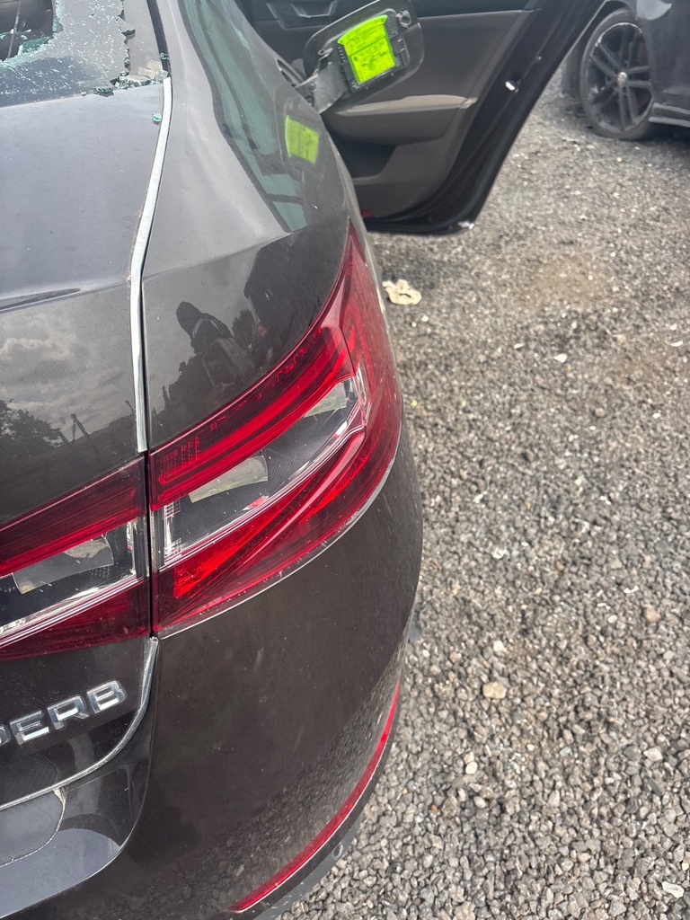 [EPE-112390] Piloto trasero derecho Skoda Superb III 3V3 2016