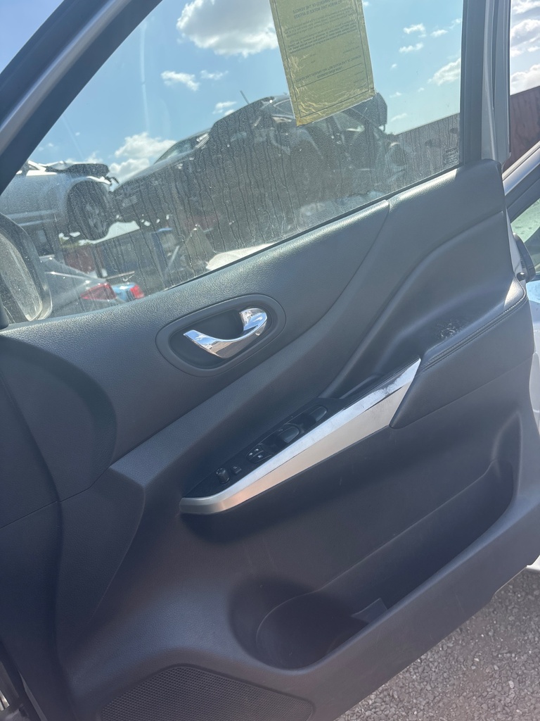 [EPE-114982] Panel interior de puerta delantera derecho Nissan Navara NP300