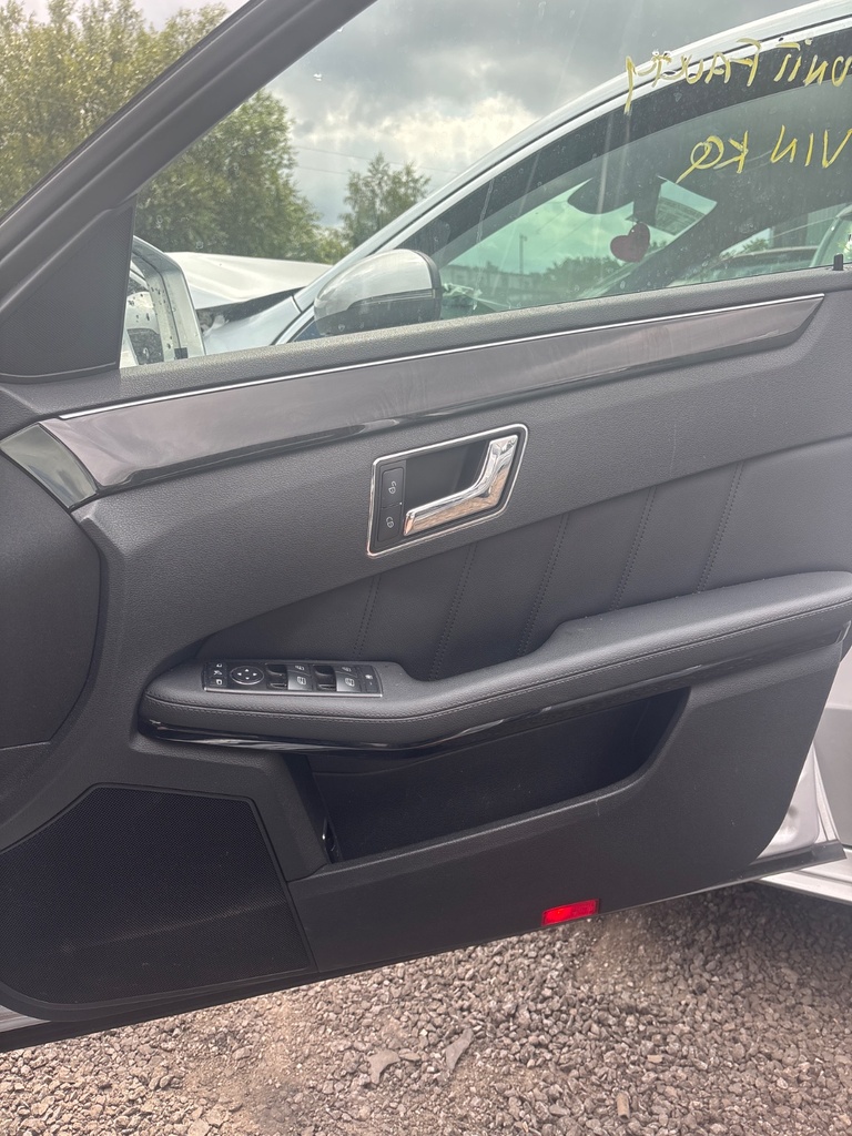 [EPE-115218] Panel interior de puerta delantera derecha Mercedes-Benz Clase E