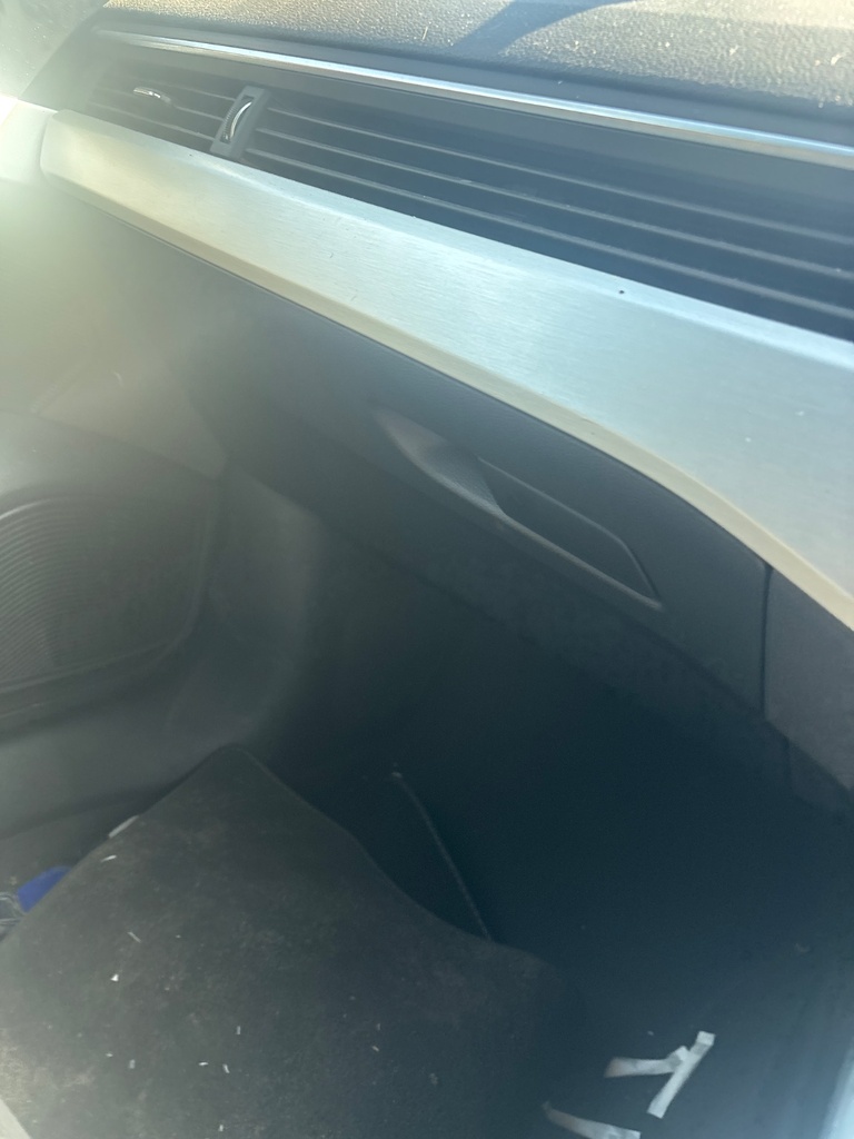 [EPE-121048] Montaje de guantera Audi A4 2021